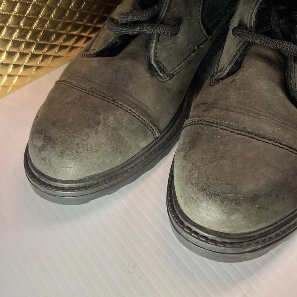 Black leathere winter ugg boots withh shearling lining. Nicely broken in. Box 15